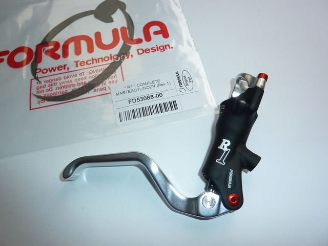 R1 complete master cylinder